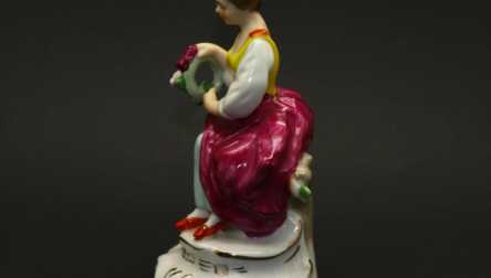 Statuete "Meitene ar vainagu", Porcelāns, Augstums: 14 cm