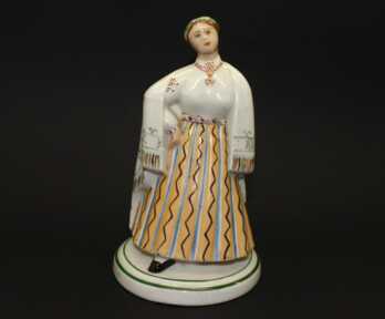  Statuete, Sieviete tautu tērpā, porcelāns, J.K.Jessen rūpnīca, 20 gs. 30tie gadi, Rīga (Latvija)
