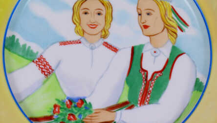 Dekoratīvs šķīvis, Meitenes latviešu tautas tērpos, Porcelāns, Autordarbs, Roku gleznojums, Latvija