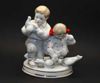Figurine "Children with doves", Porcelain, High grade, Molder - "S. Bolzan-Golumbovskaja", Riga porcelain-faience factory, Riga (Latvia)