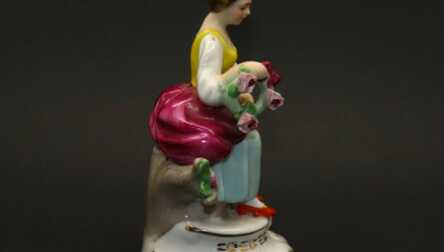 Статуэтка "Девушка с венком", Фарфор, Высота: 14 см