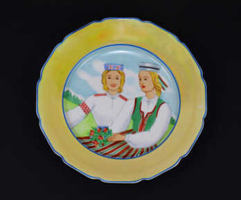 Dekoratīvs šķīvis, "Meitenes latviešu tautas tērpos", Porcelāns, Autordarbs, Roku gleznojums, Latvija Ø 25 cm