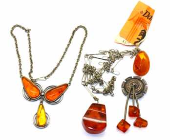 Different Jewelry, Honey color of Amber, Weight: 47.31 gr