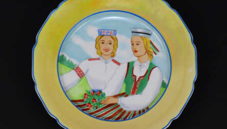 Dekoratīvs šķīvis, Meitenes latviešu tautas tērpos, Porcelāns, Autordarbs, Roku gleznojums, Latvija