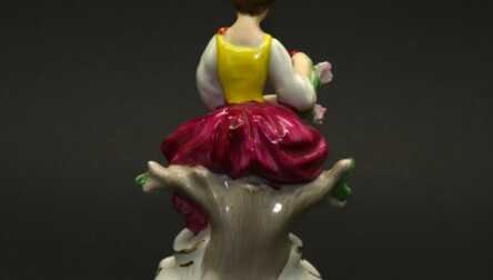 Figurine "Girl with a wreath", Porcelain, Height: 14 cm
