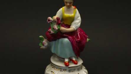 Figurine "Girl with a wreath", Porcelain, Height: 14 cm