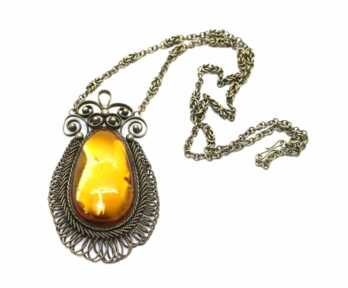 Pendant + Chain, Amber, Honey color of Amber, Weight: 42.35 Gr.