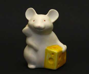 Статуэтка "Мышь с куском сыра", Бисквит, Автор модели - Максименкова Лариса, Рига (Латвия)