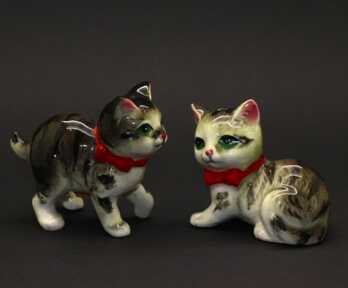 Figurines / Salt cellars "Cats", Faience, Japan, Height: 8.5 / 7cm