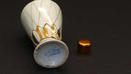 Smaržu pudelīte, Zeltījums, Porcelāns, LFZ - Lomonosava porcelāna rūpnīca, PSRS, Augstums: 9.5 cm
