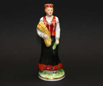 Figurine "Woman in traditional clothes", Porcelain, M.S. Kuznetsov manufactory, Hand painting, Sculpture's work, 1937 - 1940, Riga (Latvia)