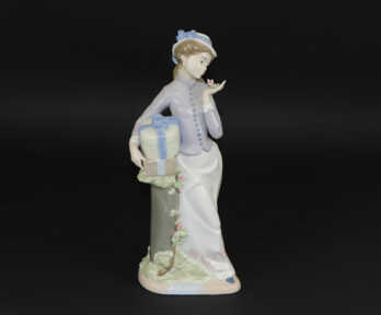 Figurine "Girl with gifts", Porcelain, "Nadal", Spain, Height: 31.7 cm