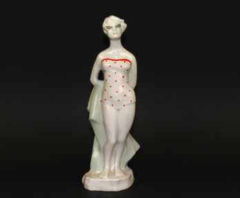 Statuete "Sieviete pludmalē", Porcelāns, Rīgas porcelāna un fajansa fabrika, modeļa autors - Eriks Ellers, Rīga (Latvija)