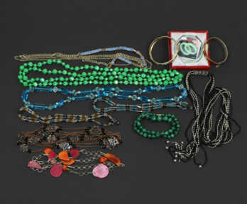 Necklaces and bracelets, Weight: 750 Gr.