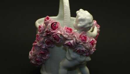 Statuete / Vāzīte "Putti ar ziediem", Porcelāns, Augstums: 13 cm