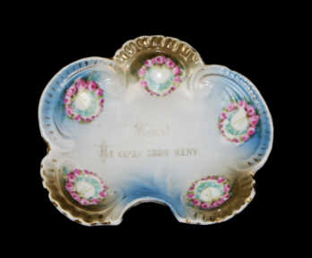 Decorative Plate "Муж! Не серди свою жену (Husband! Don't make your wife angry)", Porcelain, Societe J.E.Kousnetzoff factory, Russian empire