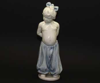 Statuete "Meitene", Porcelāns, Autordarbs, Latvija?, Augstums: 19 cm